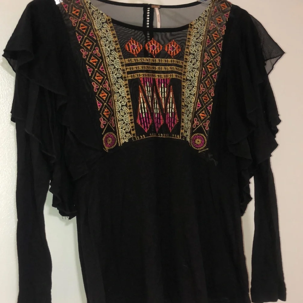 - FREE PEOPLE Beautiful Embroidered Free People blouse. XS